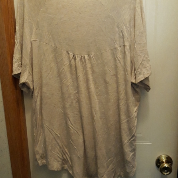 Short sleeve top with lace overlay in front - Picture 3 of 4